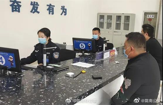 陇南公安交警采取五条措施迅速恢复交通运输秩序全力保障路网畅通