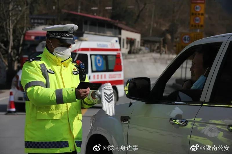 陇南公安交警采取五条措施迅速恢复交通运输秩序全力保障路网畅通
