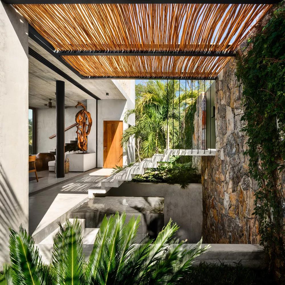 墨西哥高山上的海滨别墅 木栅墙草棚顶竟美得像画