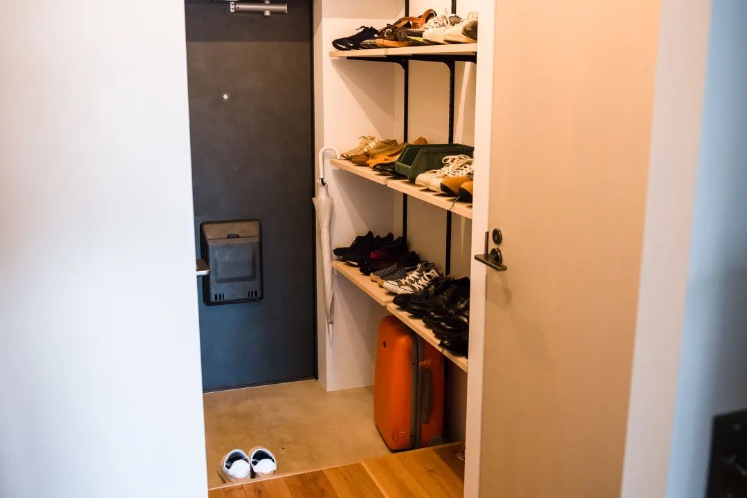 日本小哥用2张洞洞板做公寓隔断 爱大开间的人必看