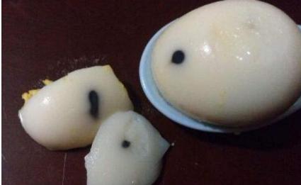 鸡蛋煮熟后,为什么上面会有一个“小黑点”?这种鸡蛋还能吃吗?