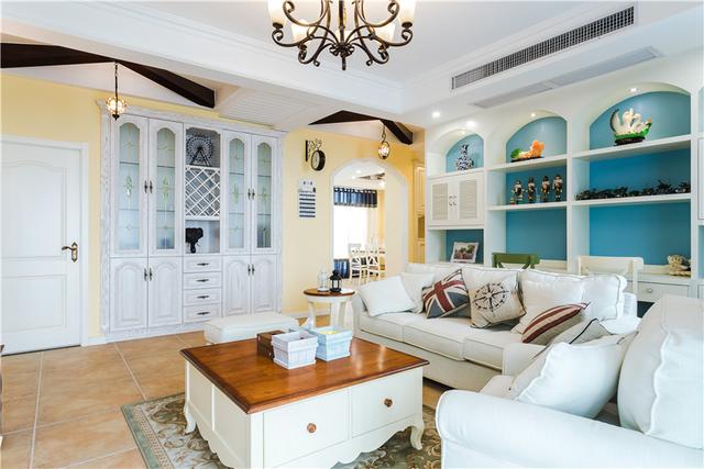 美式地中海风格家居装修图，客厅沙发背景墙的展示收纳柜做得真好