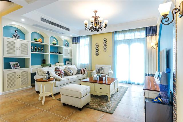 美式地中海风格家居装修图，客厅沙发背景墙的展示收纳柜做得真好
