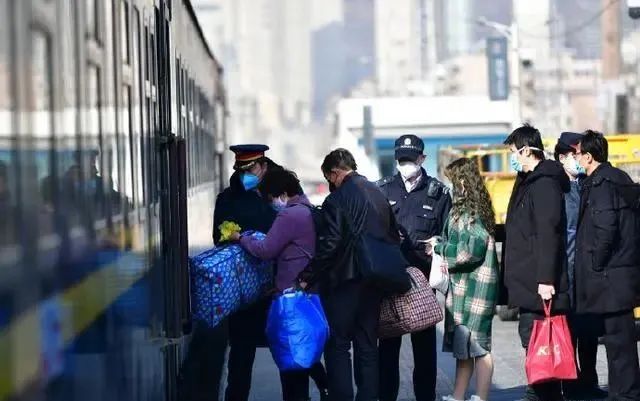 虽然看不清楚脸,也要给你们画张像!| 中国交通新闻
