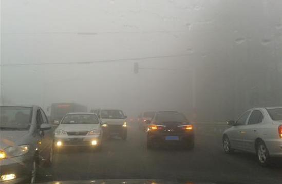 冬季雾霾天气增多，开车出门时，这些安全知识一定要牢记