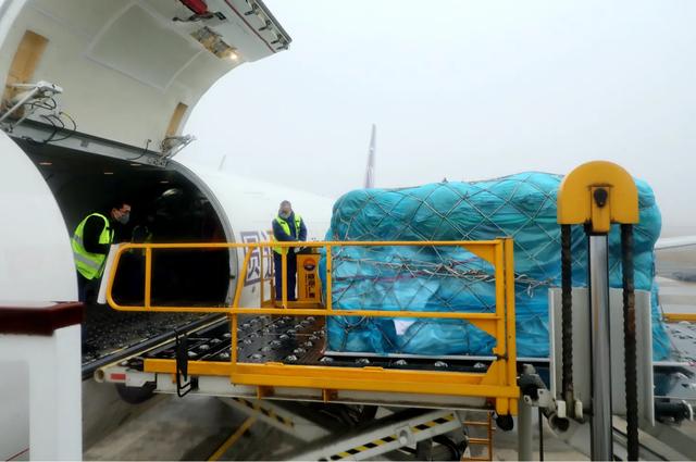助力复工复产 首个国际货运包机从石家庄机场起飞