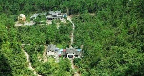 我国发现世界最大的天然佛像,双手合十的姿态太逼真了