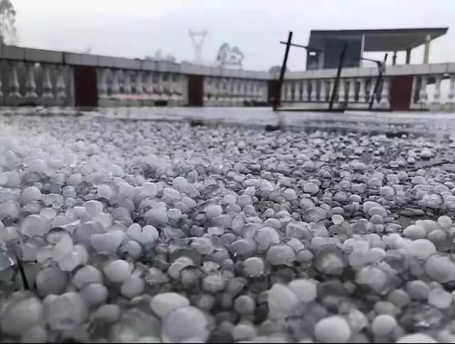 河池下冰雹如下雪,荔浦旱地变水塘!广西首个暴雨蓝色预警