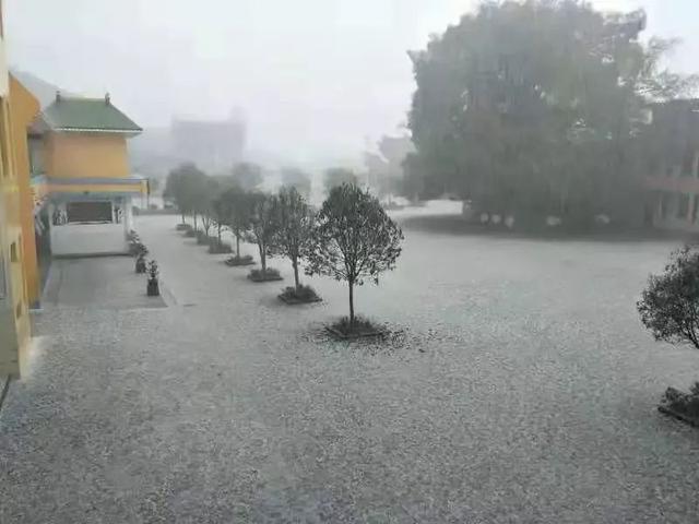 河池下冰雹如下雪,荔浦旱地变水塘!广西首个暴雨蓝色预警