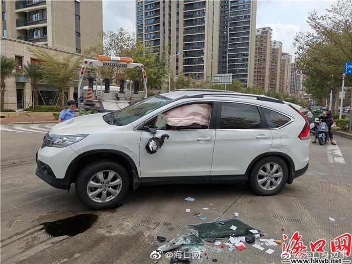 白色SUV“四脚朝天” 海口一路口发生交通事故