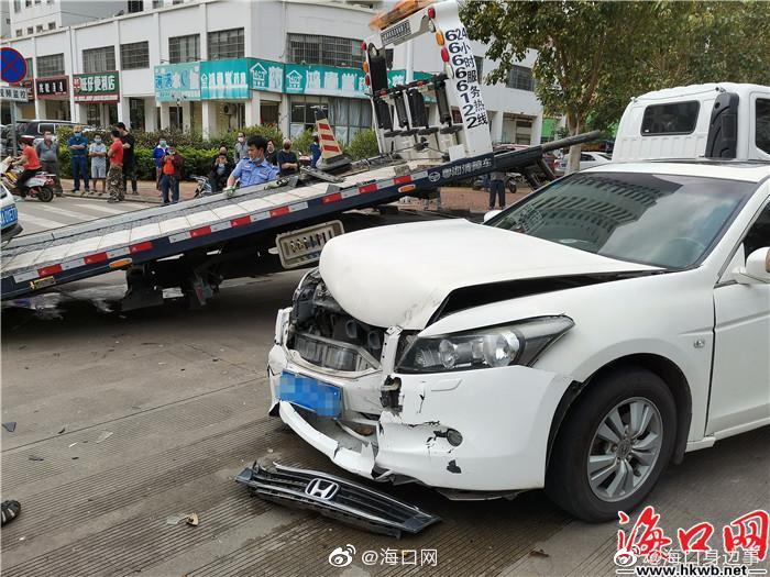 白色SUV“四脚朝天” 海口一路口发生交通事故