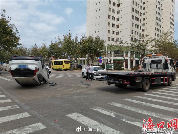 白色SUV“四脚朝天” 海口一路口发生交通事故