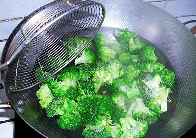 这4种蔬菜“不焯水”不能吃,一定要注意呦