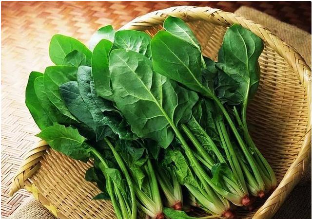 这4种蔬菜“不焯水”不能吃,一定要注意呦