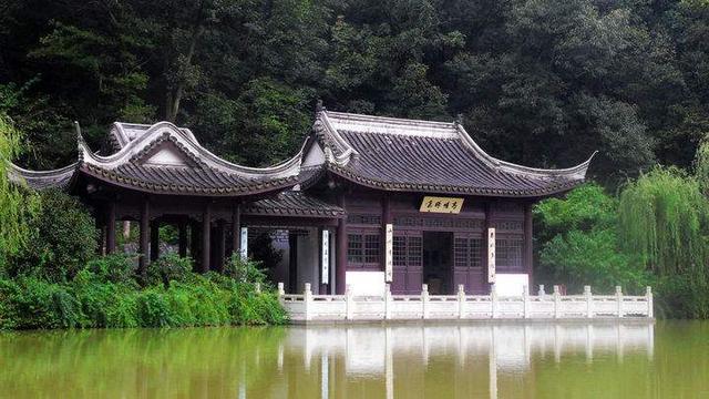 江苏省镇江市,镇守江防之意,历史文化名城、中国优秀旅游城市