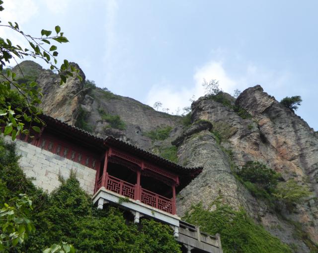 江南也有一悬空寺,与山西恒山悬空寺,并称为“中国南北悬空寺”