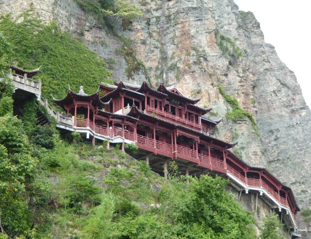 江南也有一悬空寺,与山西恒山悬空寺,并称为“中国南北悬空寺”