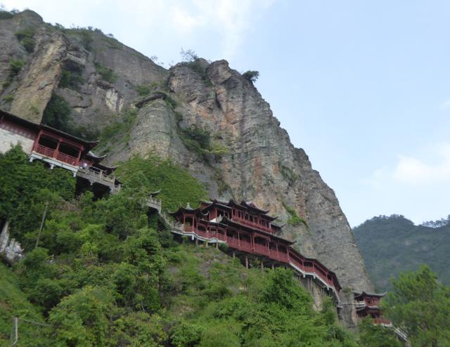 江南也有一悬空寺,与山西恒山悬空寺,并称为“中国南北悬空寺”
