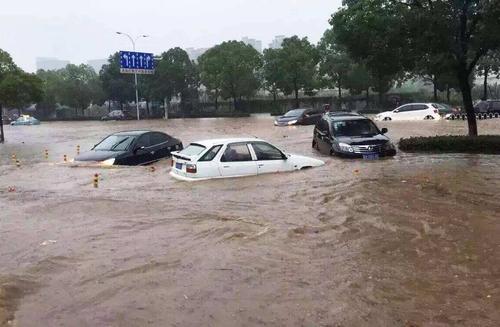 雨天开车要注意这几点，这样就能减少驾驶危险性，还能保护爱车！