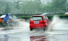 下雨天开车，如何保证安