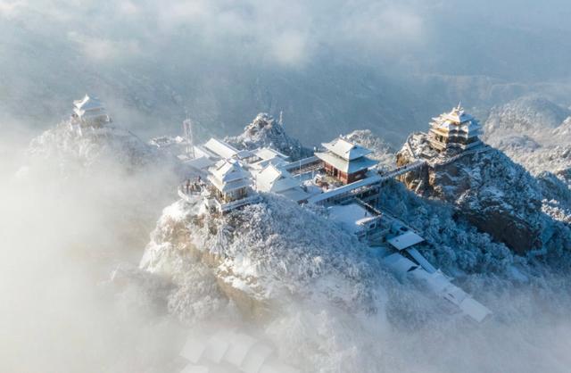 全球黄金最多的山顶!下雪后就成了“云顶天宫”,是老子得道之地