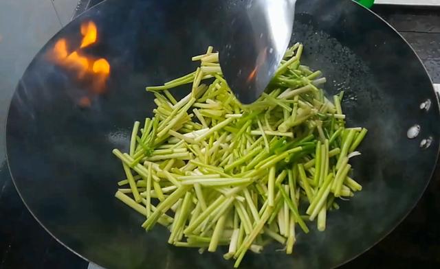 淮扬菜大厨教你江苏家常菜——水芹炒百页,营养好吃,健康养生