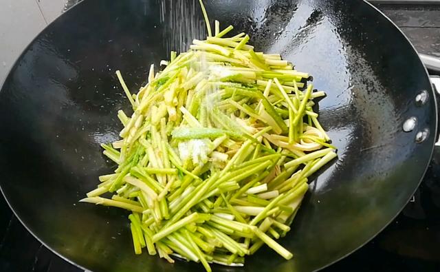 淮扬菜大厨教你江苏家常菜——水芹炒百页,营养好吃,健康养生