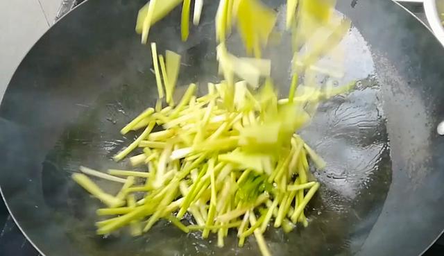 淮扬菜大厨教你江苏家常菜——水芹炒百页,营养好吃,健康养生