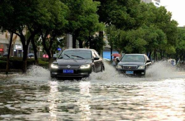 温馨提醒：下雨天开车的7个注意事项，看一遍就能学会，终身受用