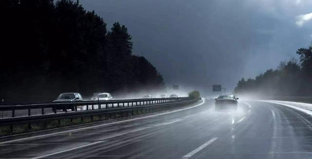 下雨天行车要注意哪些?老司机总结的这5点,安全有保障
