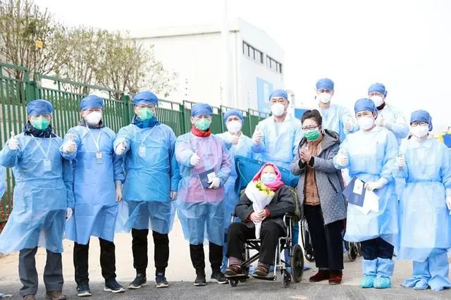 他们把防护服穿成了“记事本” | 中国交通新闻