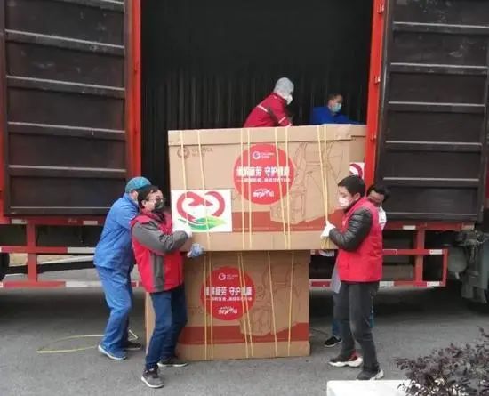 他们把防护服穿成了“记事本” | 中国交通新闻