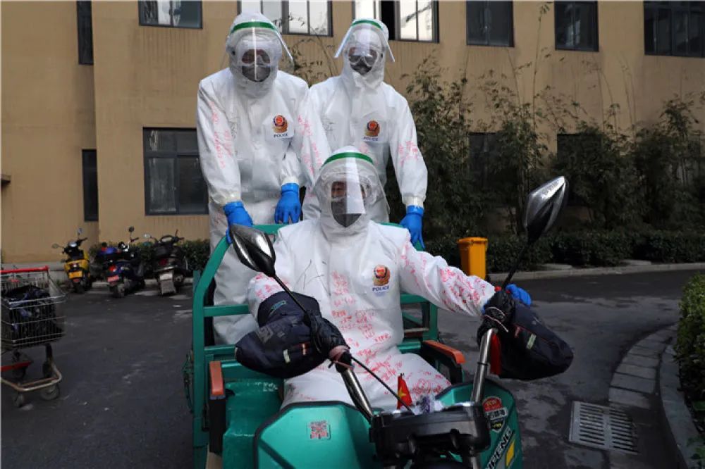 他们把防护服穿成了“记事本” | 中国交通新闻