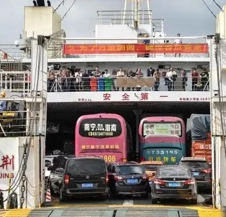 他们把防护服穿成了“记事本” | 中国交通新闻