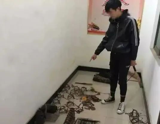 他们把防护服穿成了“记事本” | 中国交通新闻