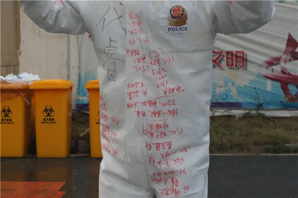 他们把防护服穿成了“记事本” | 中国交通新闻