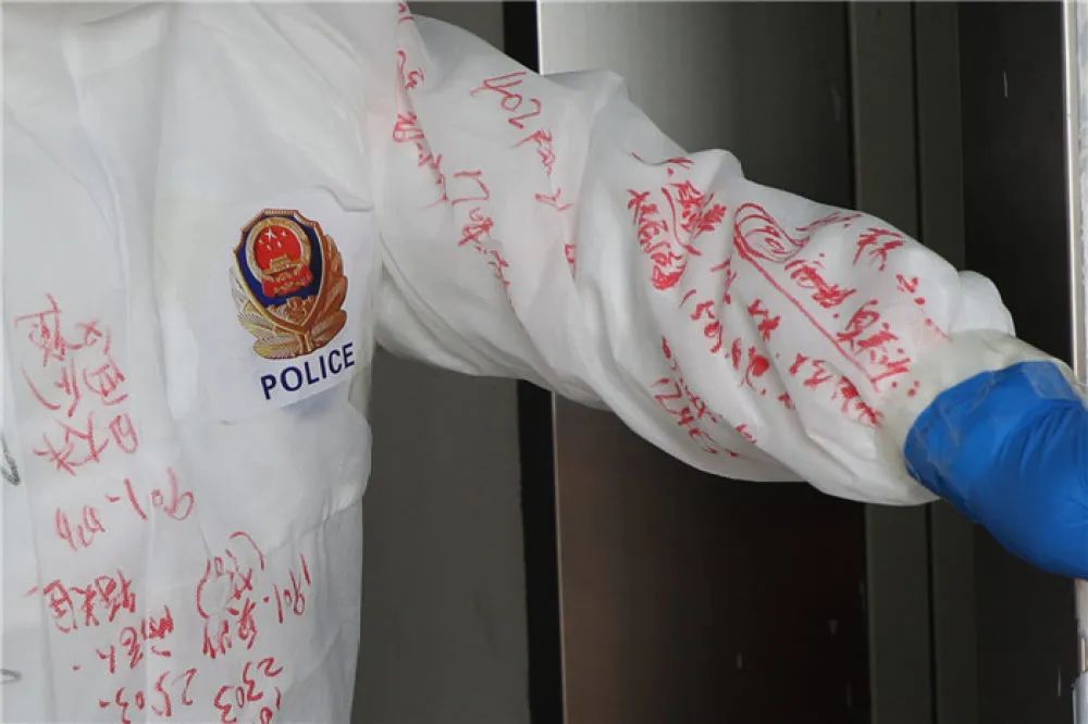 他们把防护服穿成了“记事本” | 中国交通新闻