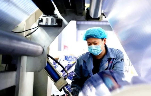 他们把防护服穿成了“记事本” | 中国交通新闻