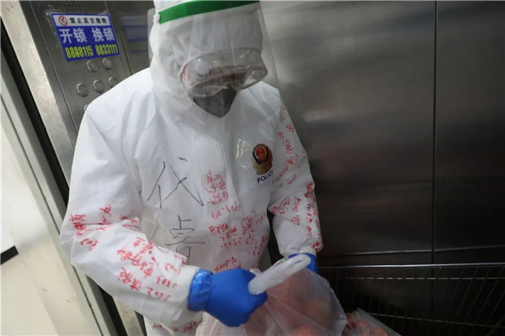他们把防护服穿成了“记事本” | 中国交通新闻