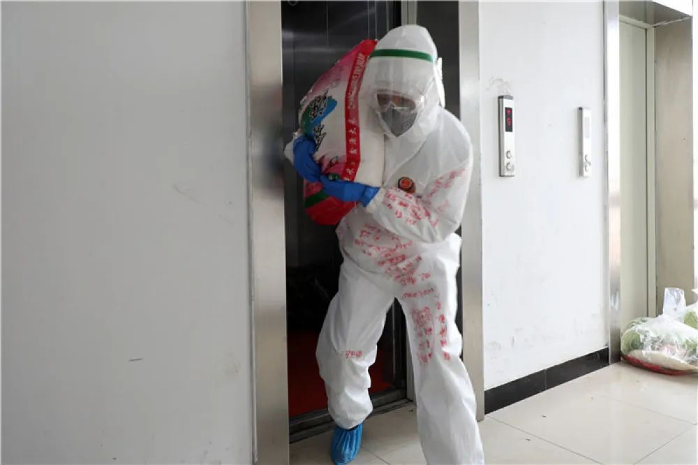他们把防护服穿成了“记事本” | 中国交通新闻