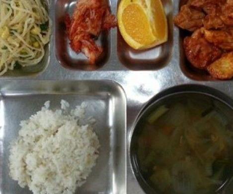 各国学校午餐都吃啥?看完想要吃遍全球各个中学食堂
