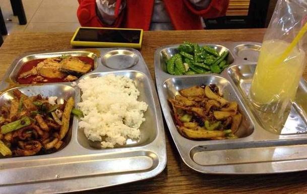 各国学校午餐都吃啥?看完想要吃遍全球各个中学食堂