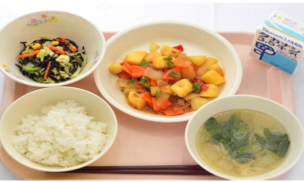 各国学校午餐都吃啥?看完想要吃遍全球各个中学食堂