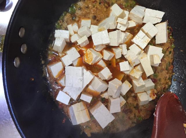 做麻婆豆腐时，牢记2个小窍门，烧出来的麻婆豆腐鲜嫩入味不易碎