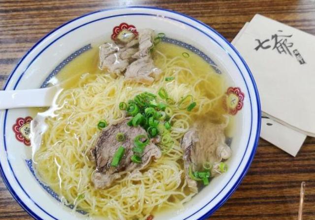 7位“古惑仔”开面馆,48块1碗,排队到炸裂,食客:这价格实惠