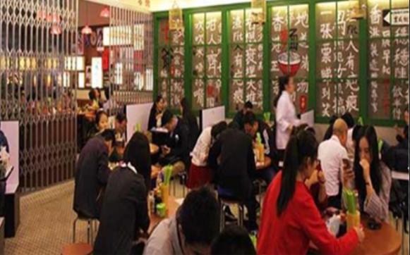 7位“古惑仔”开面馆,48块1碗,排队到炸裂,食客:这价格实惠