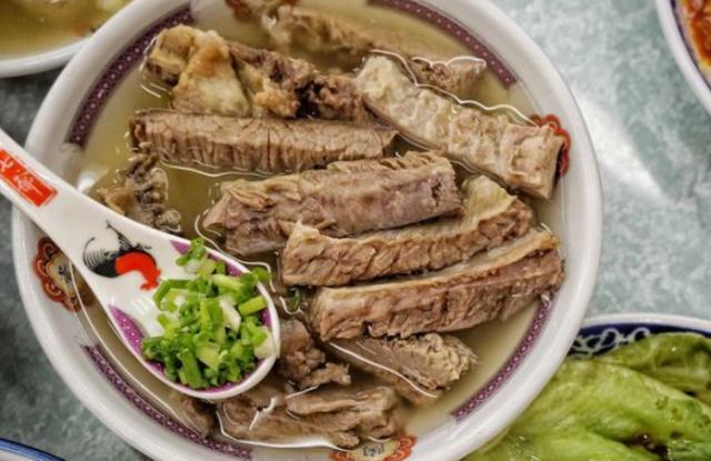 7位“古惑仔”开面馆,48块1碗,排队到炸裂,食客:这价格实惠
