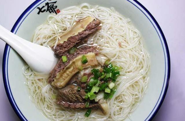 7位“古惑仔”开面馆,48块1碗,排队到炸裂,食客:这价格实惠