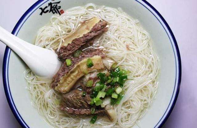 7位“古惑仔”开面馆，48块1碗，排队到炸裂，食客：这价格实惠