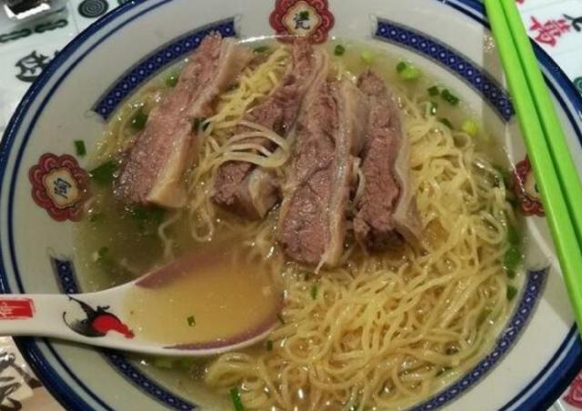 7位“古惑仔”开面馆,48块1碗,排队到炸裂,食客:这价格实惠
